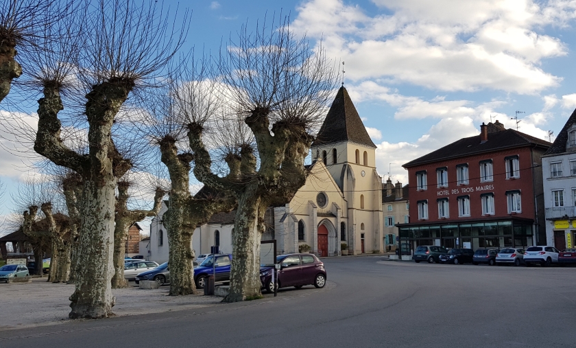 Marktplatz mit Kirche und Hotel de trois Maures (der drei Mohren)