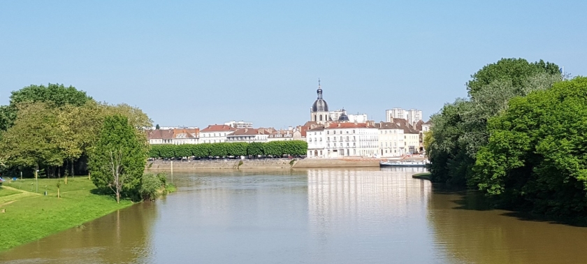 Blick vom Hafen über die Saône hinweg auf den grösseren Stadtteil mit Quaimauer und -Stufen und die historischen Gebäude