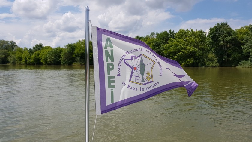 Die Flagge der ANPEI, eine Vereinigung für Freizeit-Bootsfahrer
