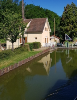 Die "ich-weiss-nicht-wievielte" Schleuse am Canal du Centre mit einem ausnahmsweise bewohnten Schleusenwärter-Häuschen