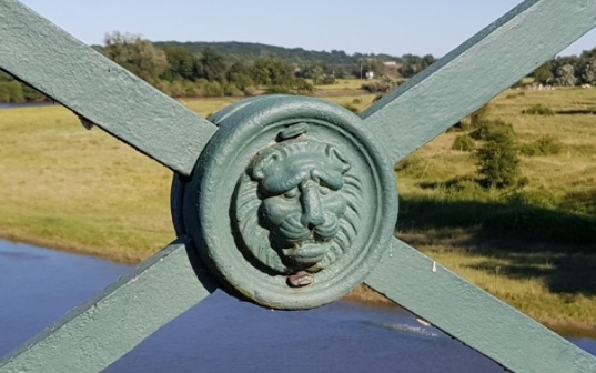Löwenkopf. Liebevoll gestaltetes Detail am Brückengeländer