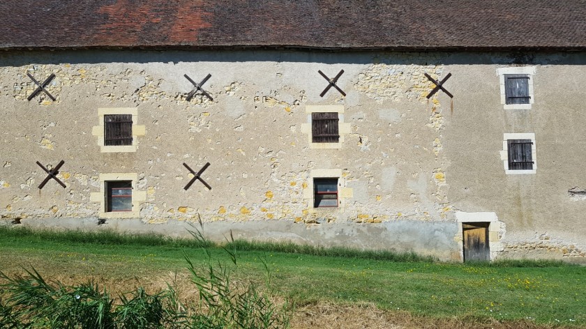 Detail einer Fassade der hiesigen Bauernhäuser. Kleine Fenster und mächtige Mauern